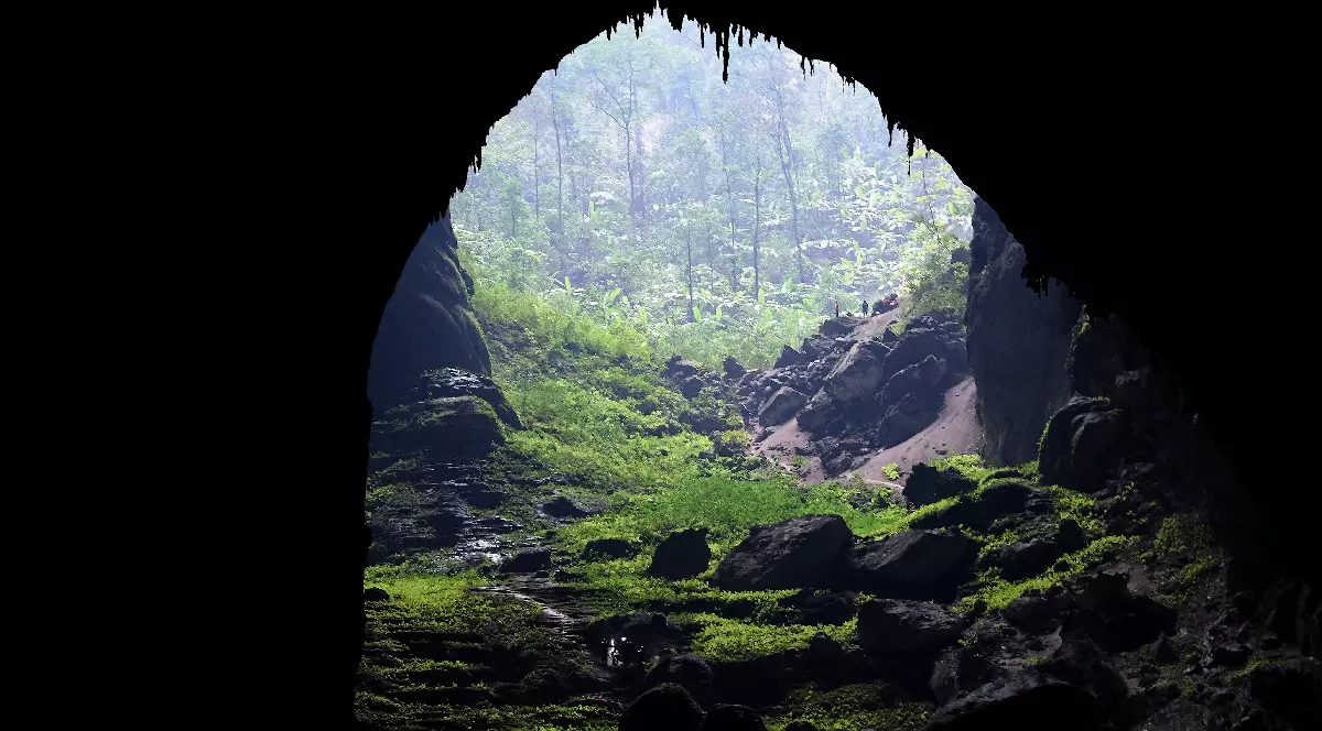 Intrarea în Son Doong, considerată cea mai mare peșteră din lume. Fotografia a fost realizată pe 18 ianuarie 2021 și prezintă vizitatori în peșteră,