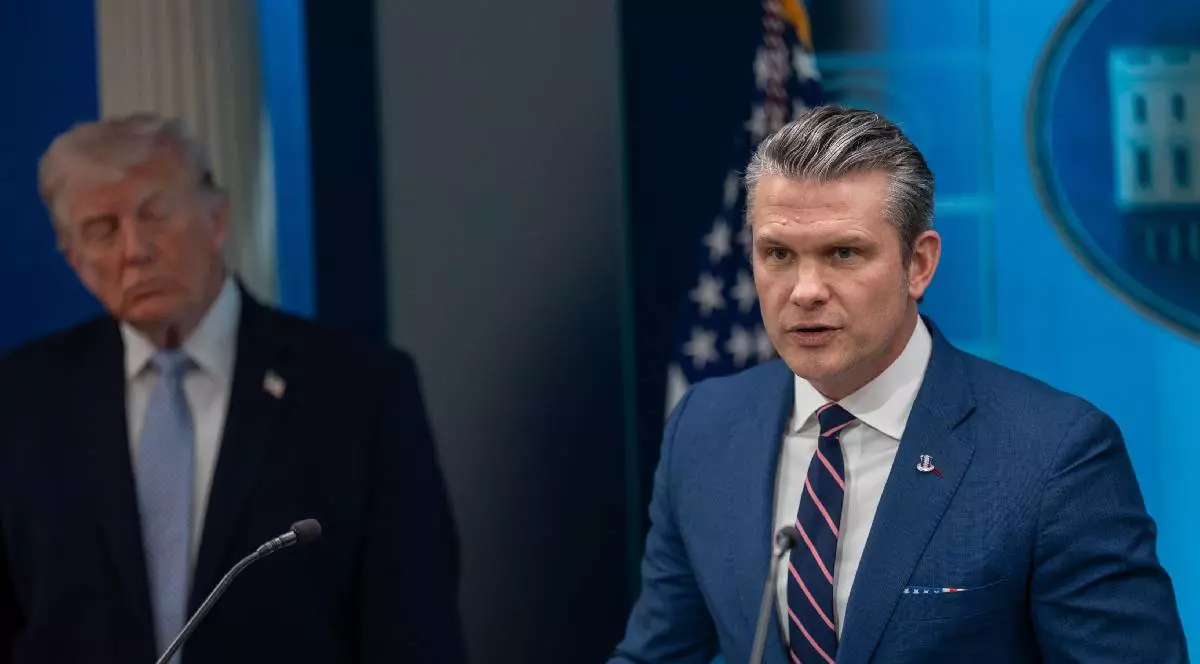Pete Hegseth vorbește în timpul unei conferințe de presă, pe fundal se vede Donald Trump cu ochii închiși