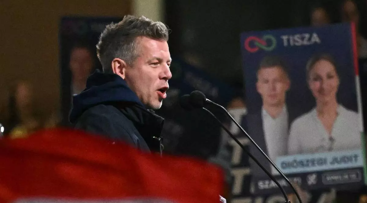 Péter Magyar le vorbește alegătorilor îaninte de alegerile din Ungaria din 2026