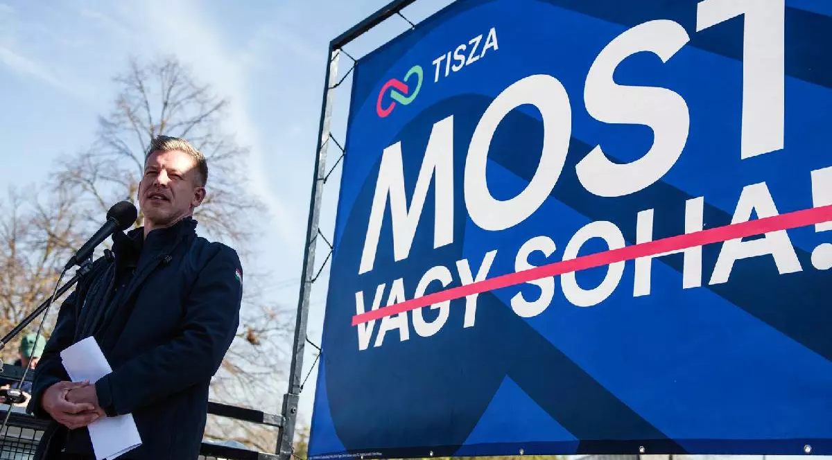 Peter Magyar, liderul partidului de opoziție Tisza, susține un discurs din spatele unui camion în timpul unui miting electoral.