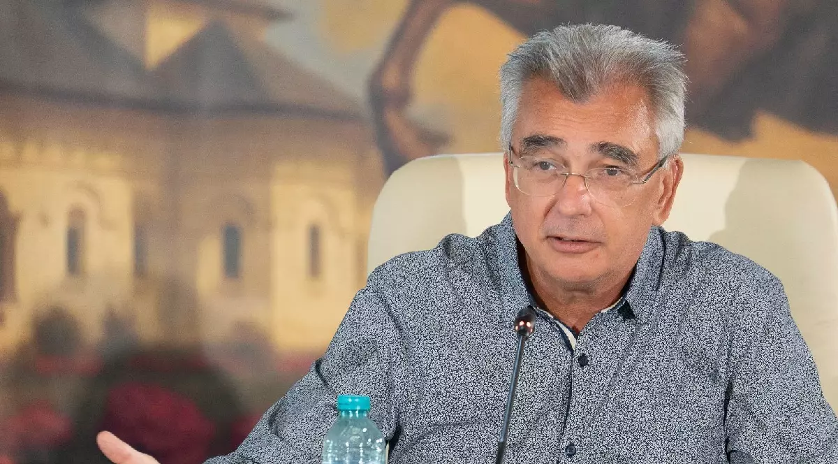 Petrișor Peiu, senator AUR, îmbrăcat într-o cămașă gri