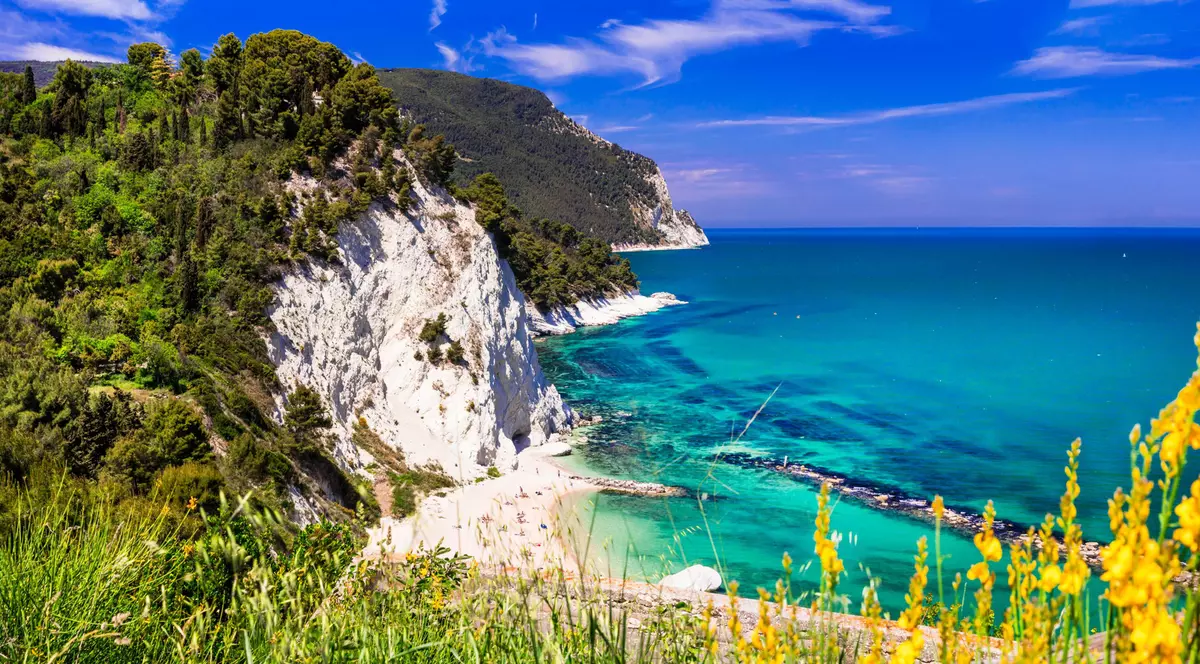 Peisaj pitoresc marin și plaje de pe Riviera del Conero - parcul natural de lângă Ancona