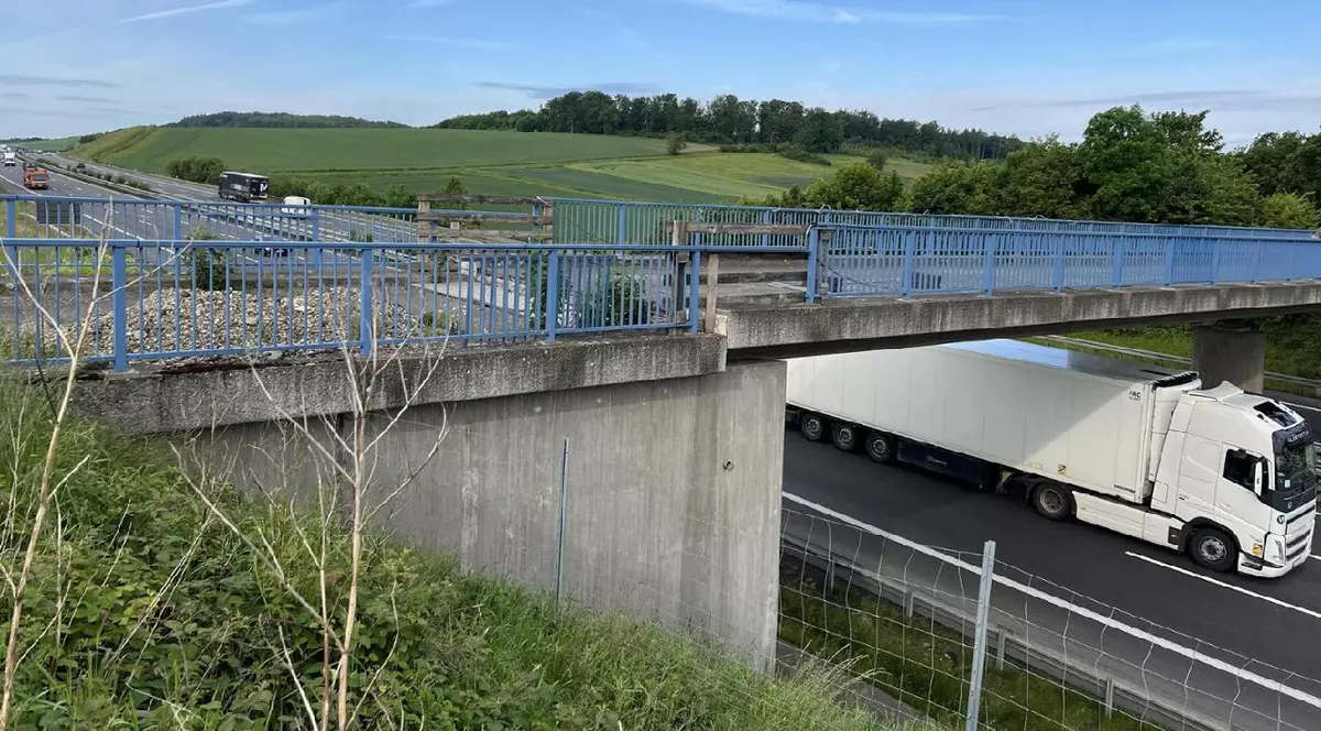Un camion alb trece pe sub un pod pe A7, in Germania