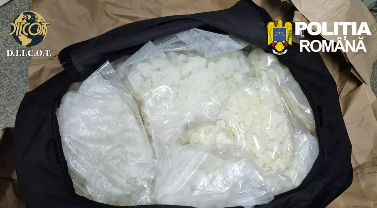 Imaginea arată mai multe pachete sigilate, conținând o substanță albă, depozitate într-o geantă de culoare închisă. În colțurile fotografiei apar însemnele DIICOT și Poliției Române, sugerând că este vorba despre o captură realizată de autorități.