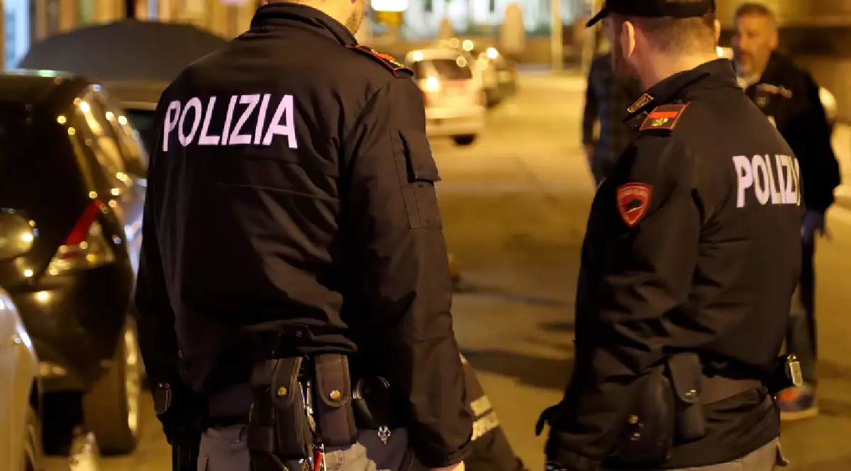Polițiști italieni investigând locul unei crime pe timp de noapte. Poliția italiană noaptea. Taranto, Puglia, Italia. 26 mai 2023