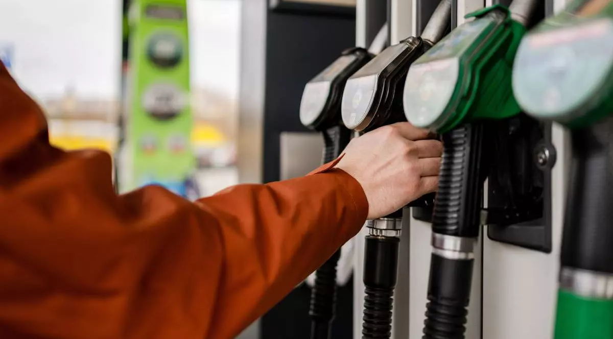 Cadru strans mana unei persoane pompa de combustibil Benzinarie