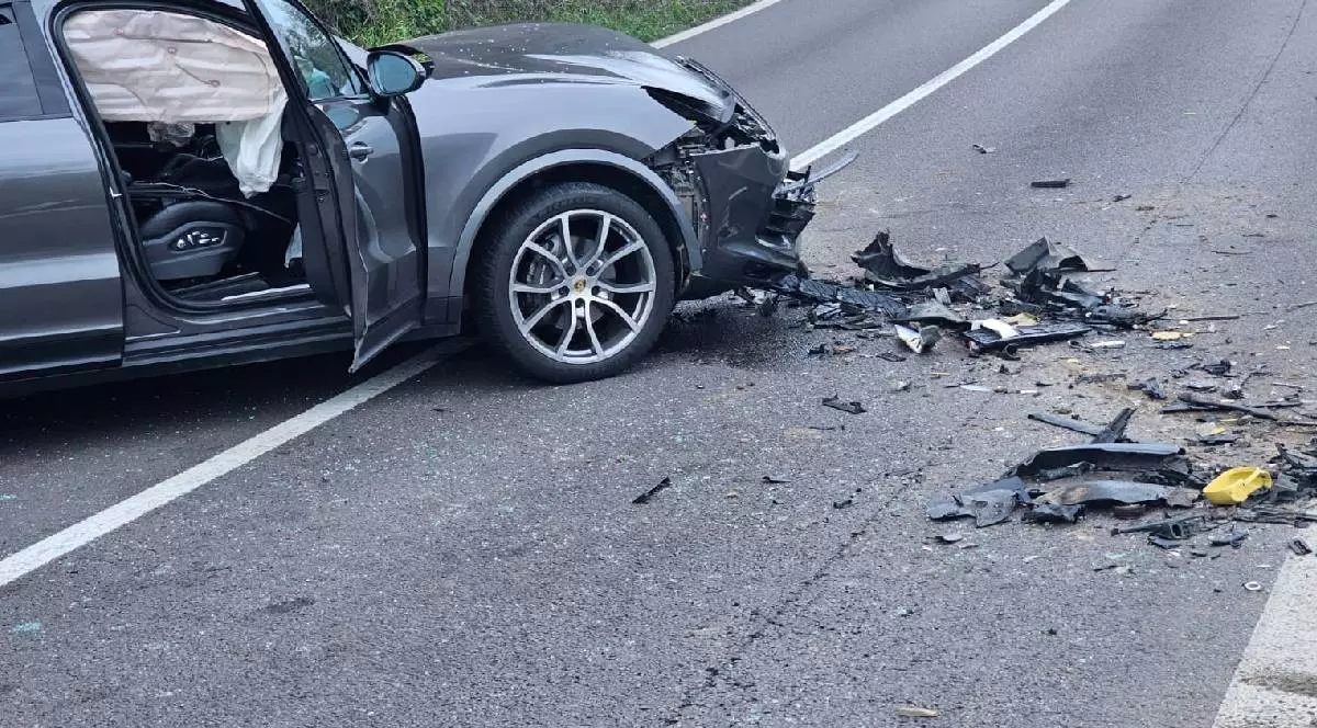 O mașină de lux Porsche Macan distrusă în accident