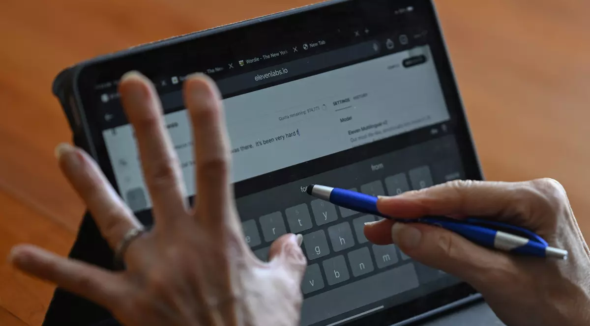 mâinile unei femei pe o tabletă