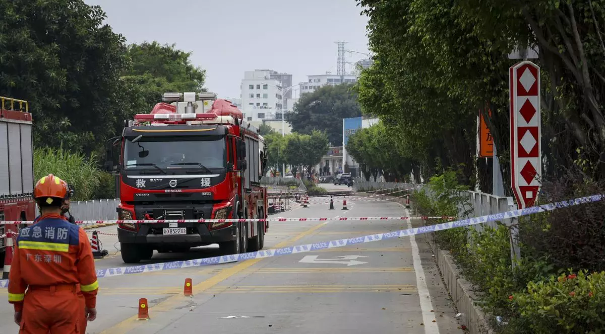 Un cordon de poliție este instalat la locul prăbușirii unui teren în Shenzhen, provincia Guangdong din sudul Chinei, pe 5 decembrie 2024.