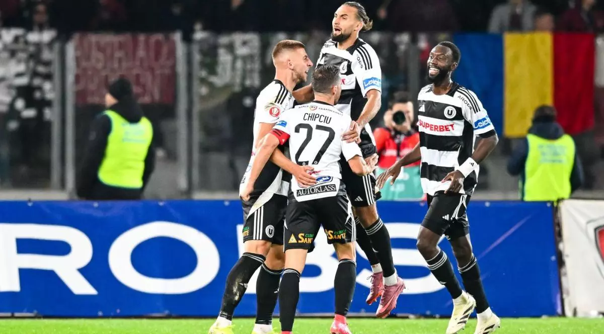 Jucătorii de la U Cluj se bucură după un golmarcat în întâlnirea cu CFR Cluj, în Superligă, 29 septembrie 2025