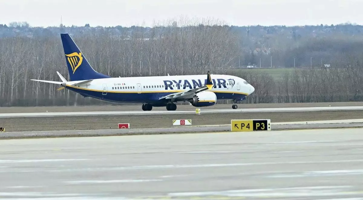 Un avion care decolează