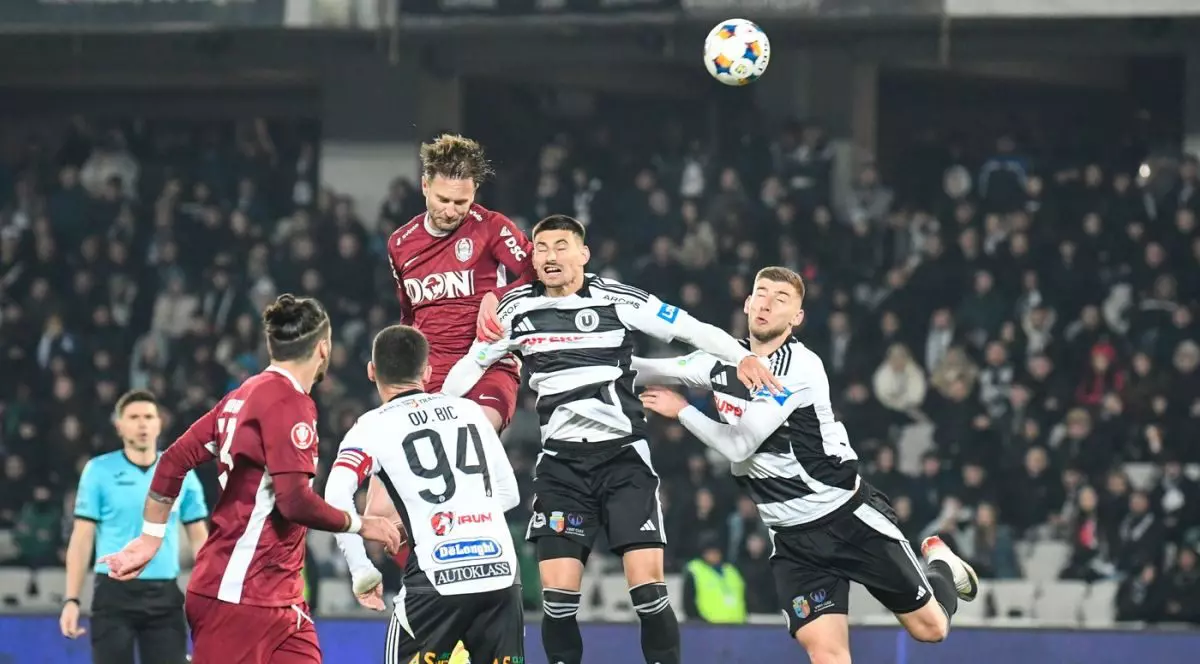 Duel Damjan Djokovic - Lucian Iulian Cristea în timpul meciului din playoff din Superliga dintre Universitatea Cluj și CFR Cluj de la Cluj Arena din Cluj-Napoca, pe 16 martie 2026