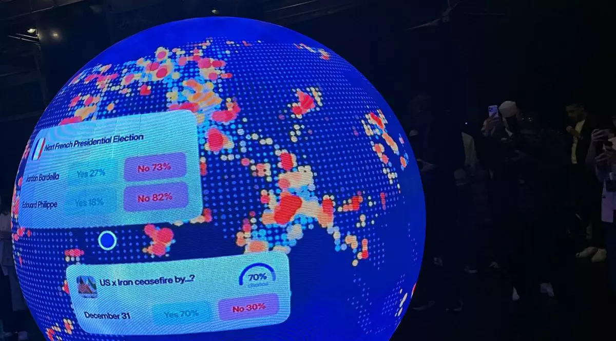 Un ecran sferic LED afișează informații în interiorul noii locații a platformei online de predicții Polymarket, Washington DC, SUA, 20 martie 2026