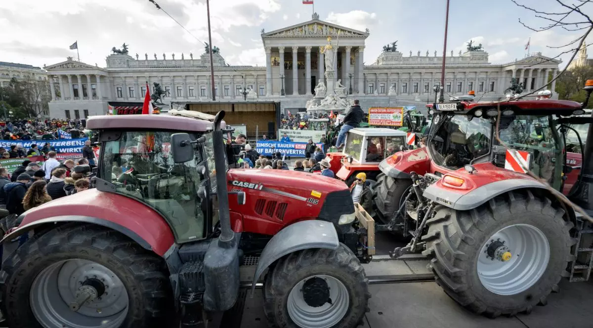 Mai multe tractoare trec în timp ce fermierii protestează în fața parlamentului austriac din Viena, pe 1 aprilie 2026