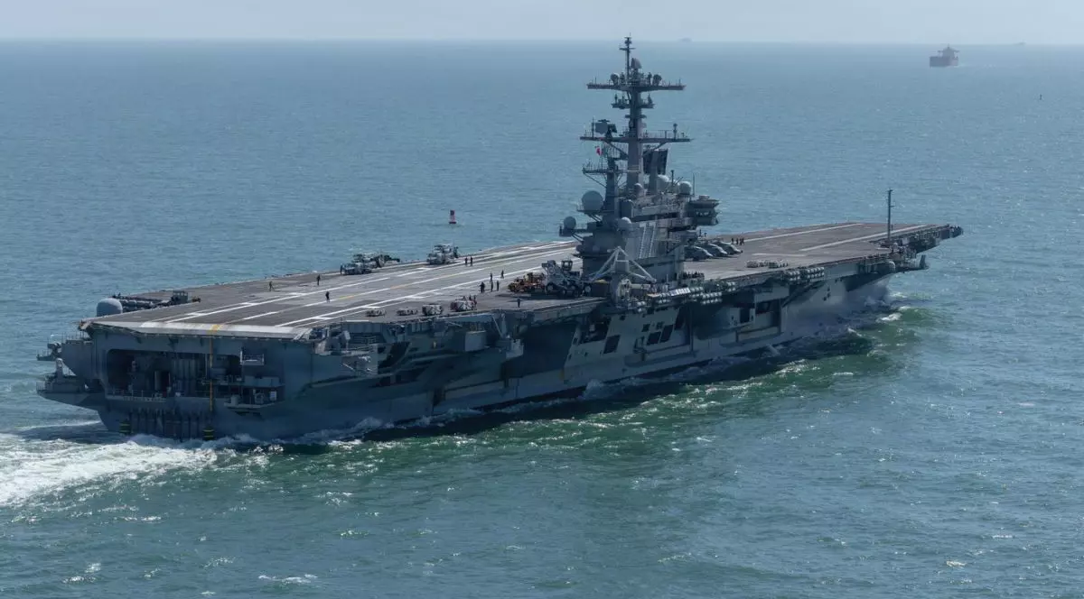 Portavionul USS George H.W. Bush din clasa Nimitz al Marinei SUA pleacă de la Stația Navală Norfolk, 26 martie 2026