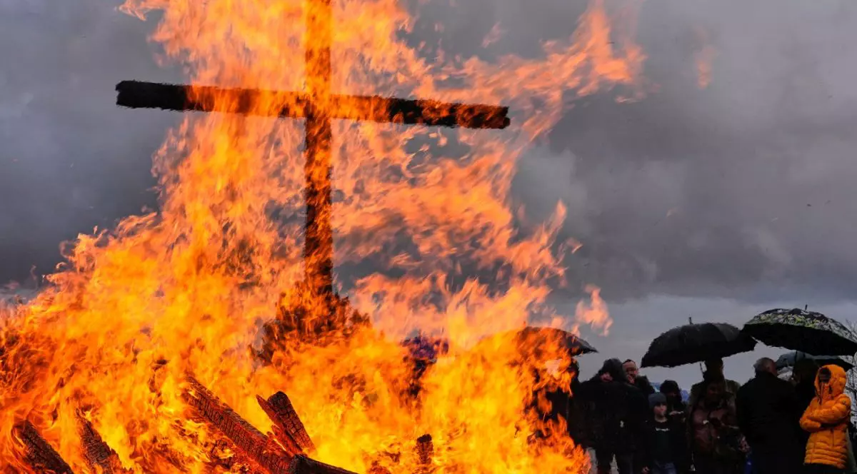 Oamenii participă la un foc tradițional de Paște, în Bottrop, Germania, duminică, 5 aprilie 2026