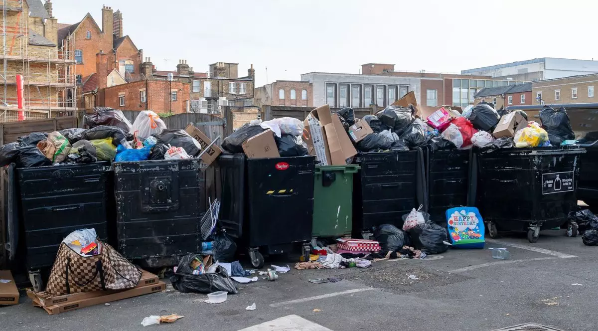 Coșuri de gunoi menajere pline de gunoi în Slough, Berkshire, Marea Britanie, 6 aprilie 2026