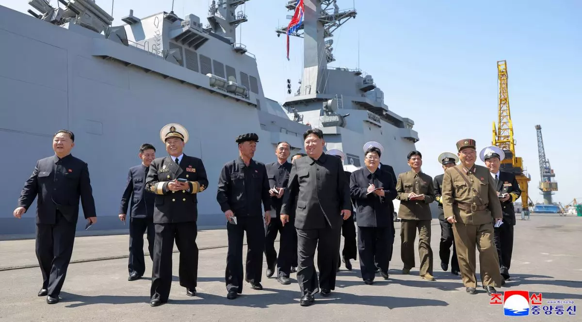 Liderul nord-coreean Kim Jong Un (C) inspectează testul de lansare a rachetelor de croazieră strategice și a rachetelor anti-navă de pe distrugătorul Choe Hyon, 12 aprilie 2026