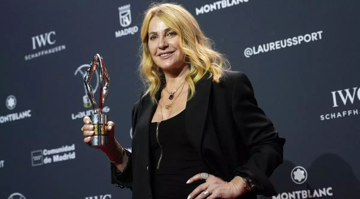 Nadia Comăneci primește premiul pentru întreaga carieră, la 50 de ani de la primul scor Perfect 10 din istoria Jocurilor Olimpice, în cadrul Premiilor Laureus World Sport Awards, 20 aprilie 2026.