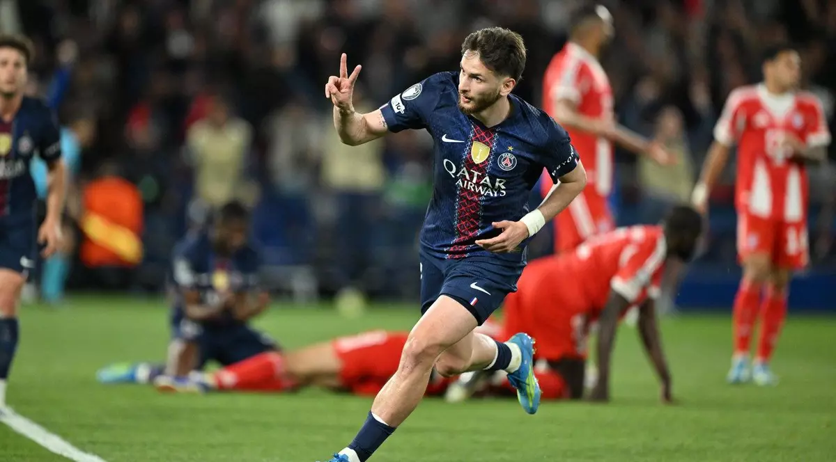 Khvicha Kvaratskhelia, de la PSG, sărbătorește după ce a marcat un gol în meciul tur din semifinala Ligii Campionilor UEFA dintre PSG și FC Bayern München, disputat pe Parc des Princes din Paris,