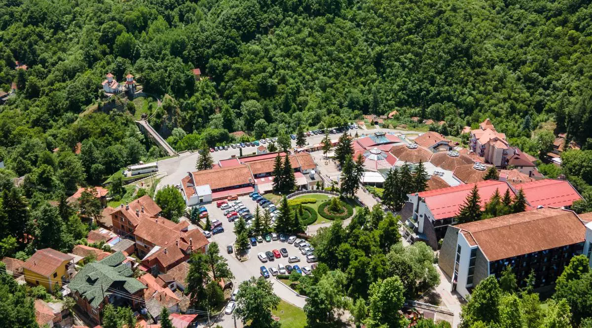 Vedere aeriană a orașului Prolom Banja, Serbia, care se află la... Este o mică stațiune SPA cu apă minerală termală și sanatorii.
