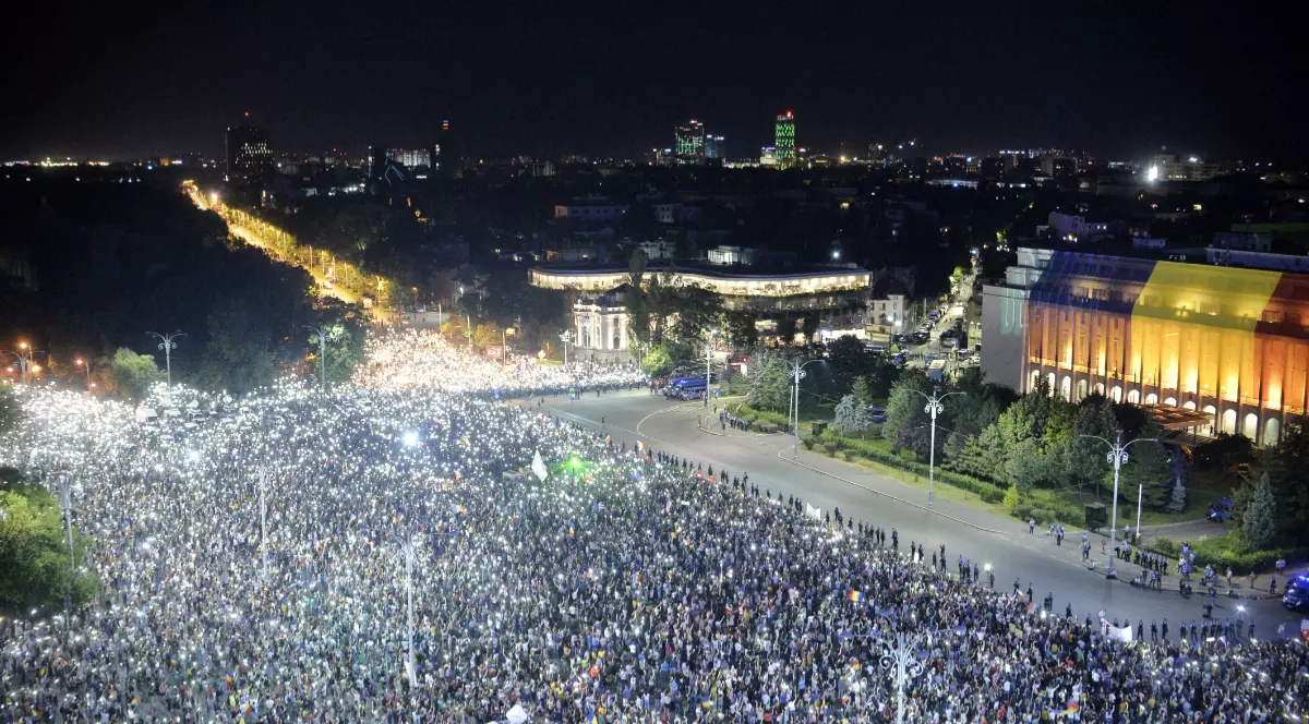 Protestatarii adunați în Piața Victoriei, la o zi după violențele din 10 august