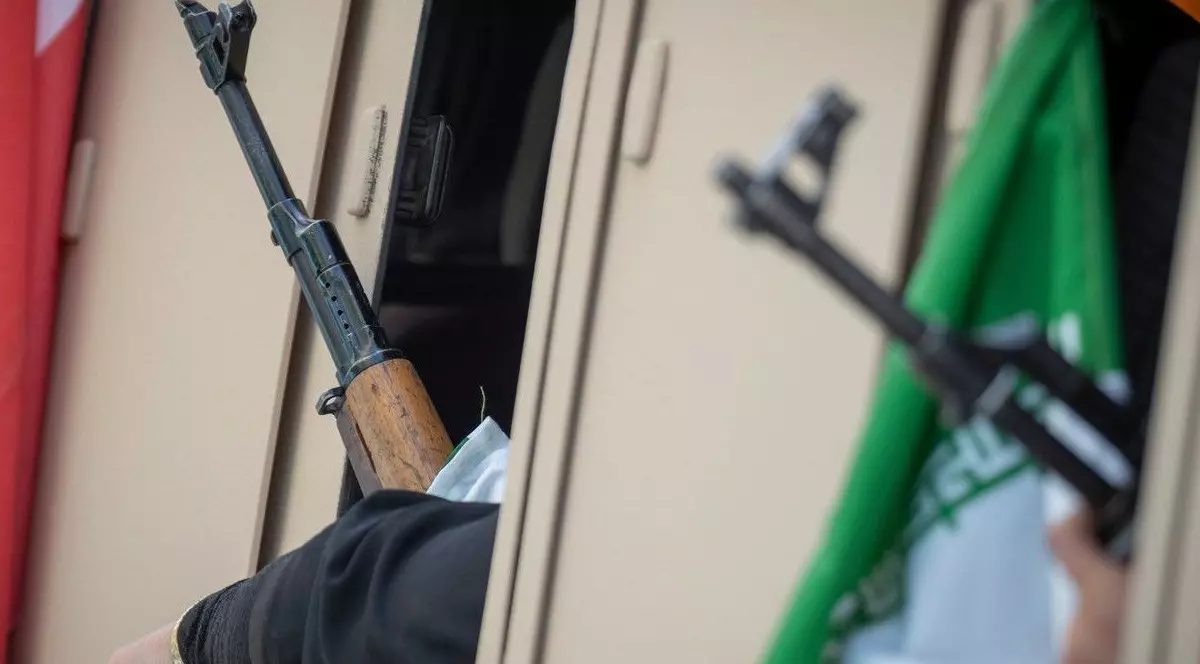 Războiul din Iran - Femei înarmate, Teheran - 17 aprilie 2026. Foto Profimedia.