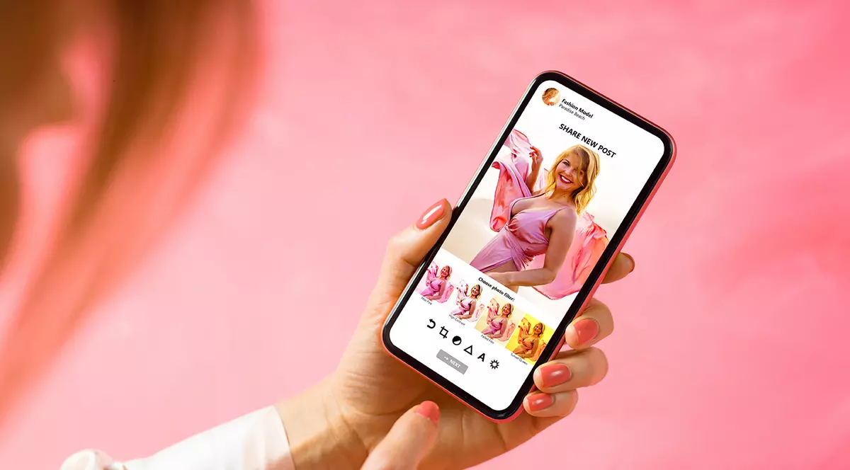 tanara priveste reclame la imbracaminte pe telefon