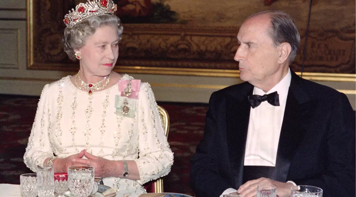 Regina Elisabeta a II-a a Marii Britanii și Francois Mitterrand la cină.