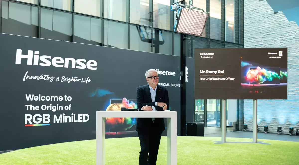 Hisense aduce magia fotbalului mai aproape de fani prin lansarea televizoarelor RGB MiniLED 2026 la sediul FIFA