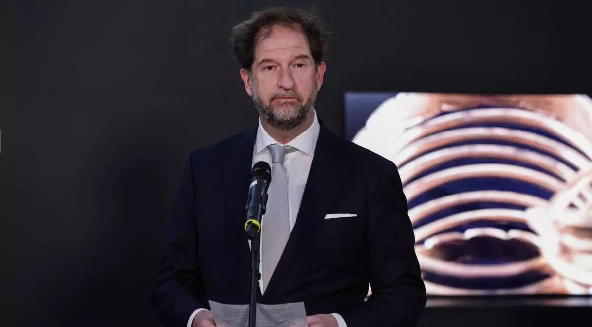 Robert van Langh in costum negru