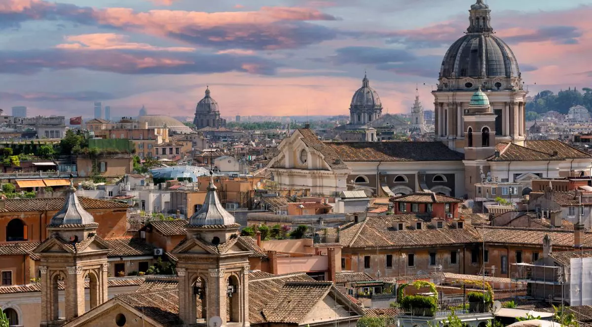 Vedere panoramică aeriană a orașului Roma, Italia, Europa. Roma este capitala Italiei. Peisaj urban al Romei vara. Vedere a acoperișurilor Romei cu arhitectură antică în Italia