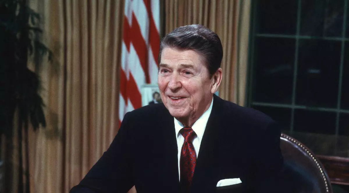 Ronald Reagan stă la birou la Casa Albă