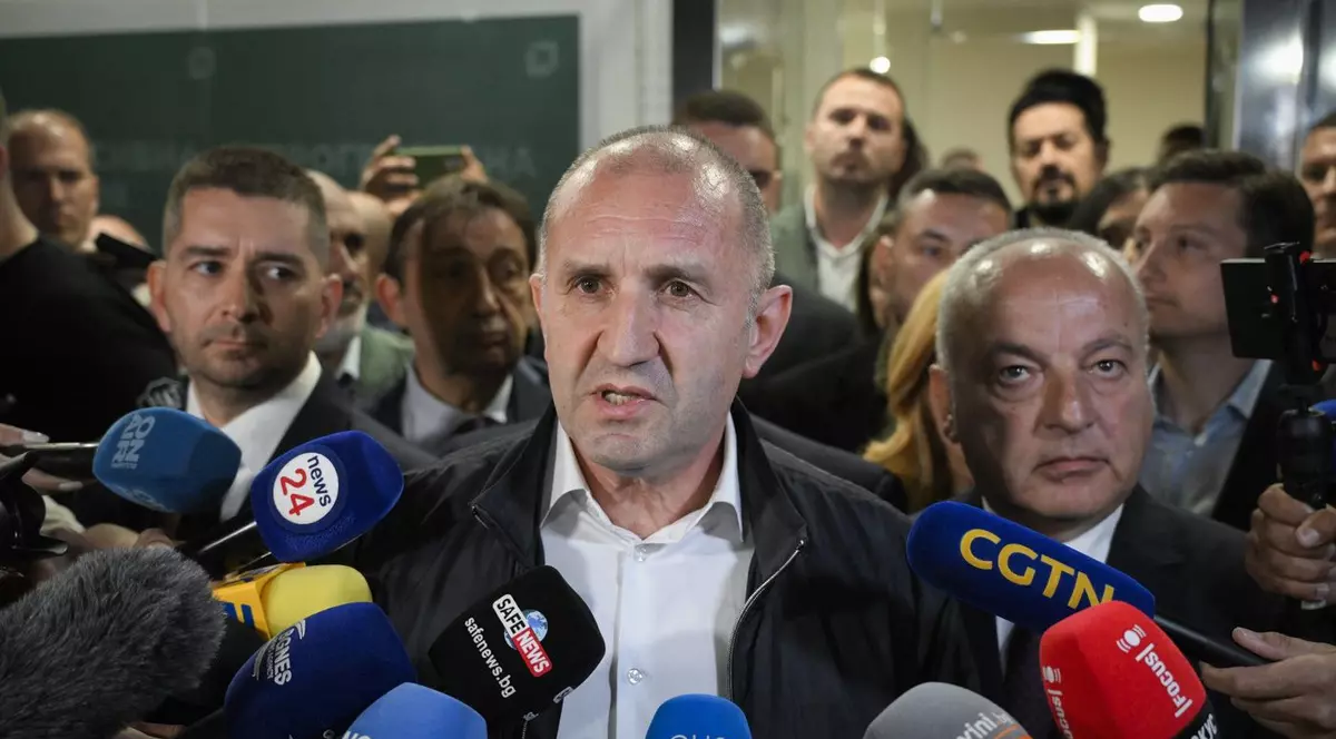 Rumen Radev (în prim-plan), fostul președinte și viitorul prim-ministru al Bulgariei Foto: Profimedia