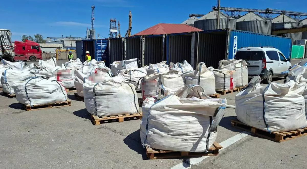 Saci albi plini cu deseuri in Port Constanta, descoperite de Garda de Coasta