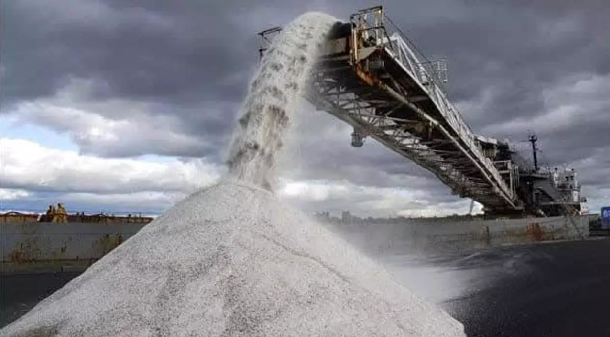 Sare vărsată dintr-un utilaj - Societatea Națională a Sării S.A.
