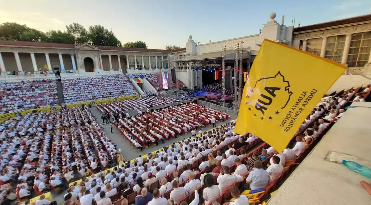 Sute de oameni în amfiteatrul de la Neptun-Olimp, la Școala de Vară AUR, în septembrie 2023