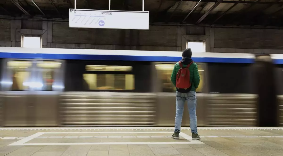 Un bărbat fotografiat cu spatele stă în fața unui tren de metrou în stația Unirii, în București, 7 ianuarie 2026