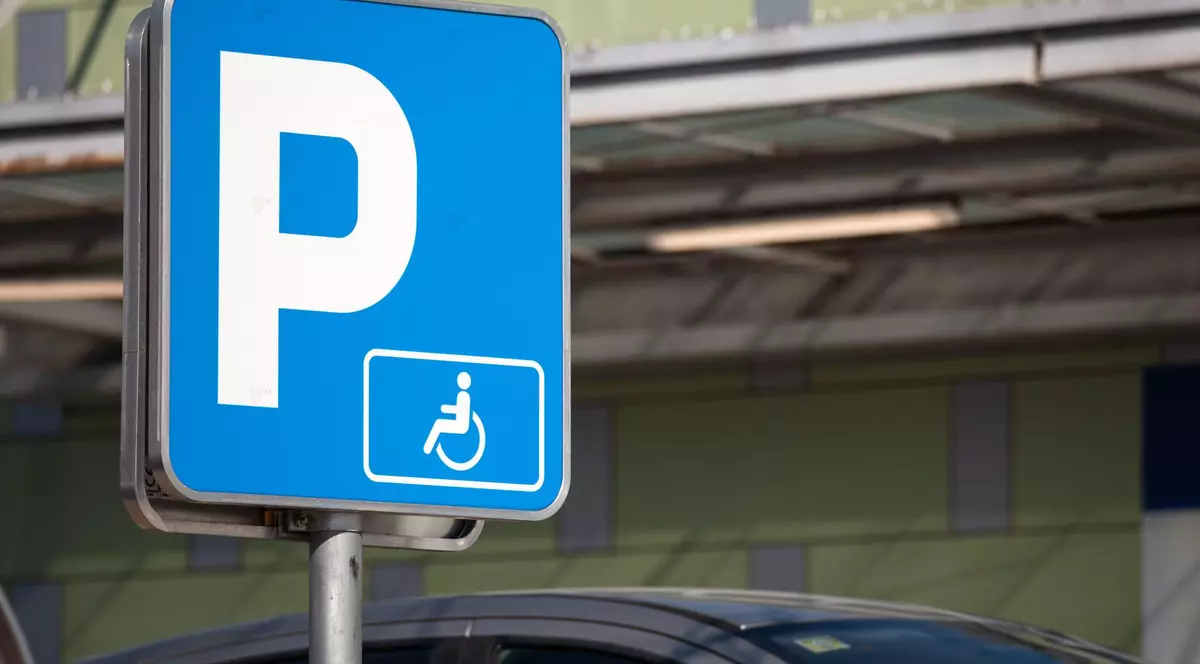 Șofer amendat după ce a parcat un minut pe locul pentru persoane cu dizabilități pentru a-și ajuta soția cu mâna ruptă. Cât trebuie să plătească