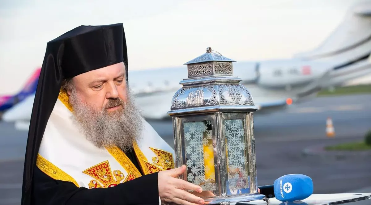 Sfânta Lumină de la Ierusalim este adusă în România de 17 ani