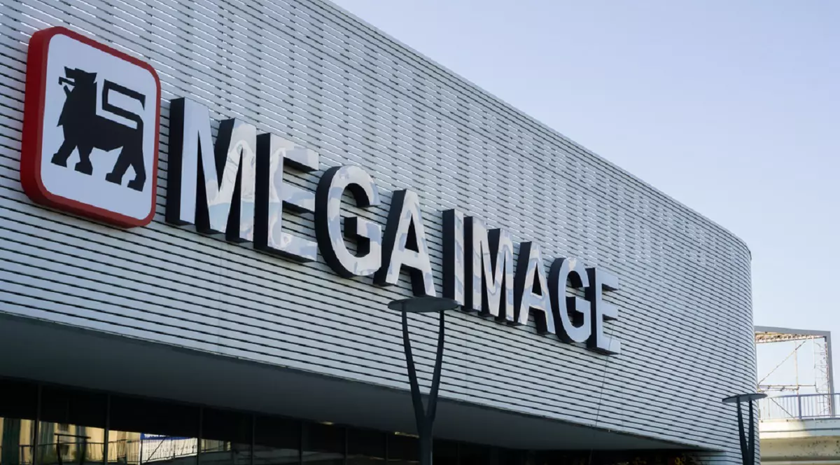 Program Mega Image de Paşte 2026. Când e deschis la Mega Image pe 11, 12 și 13 aprilie - Imagine cu sigla Mega Image pe un magazin din Bucureşti