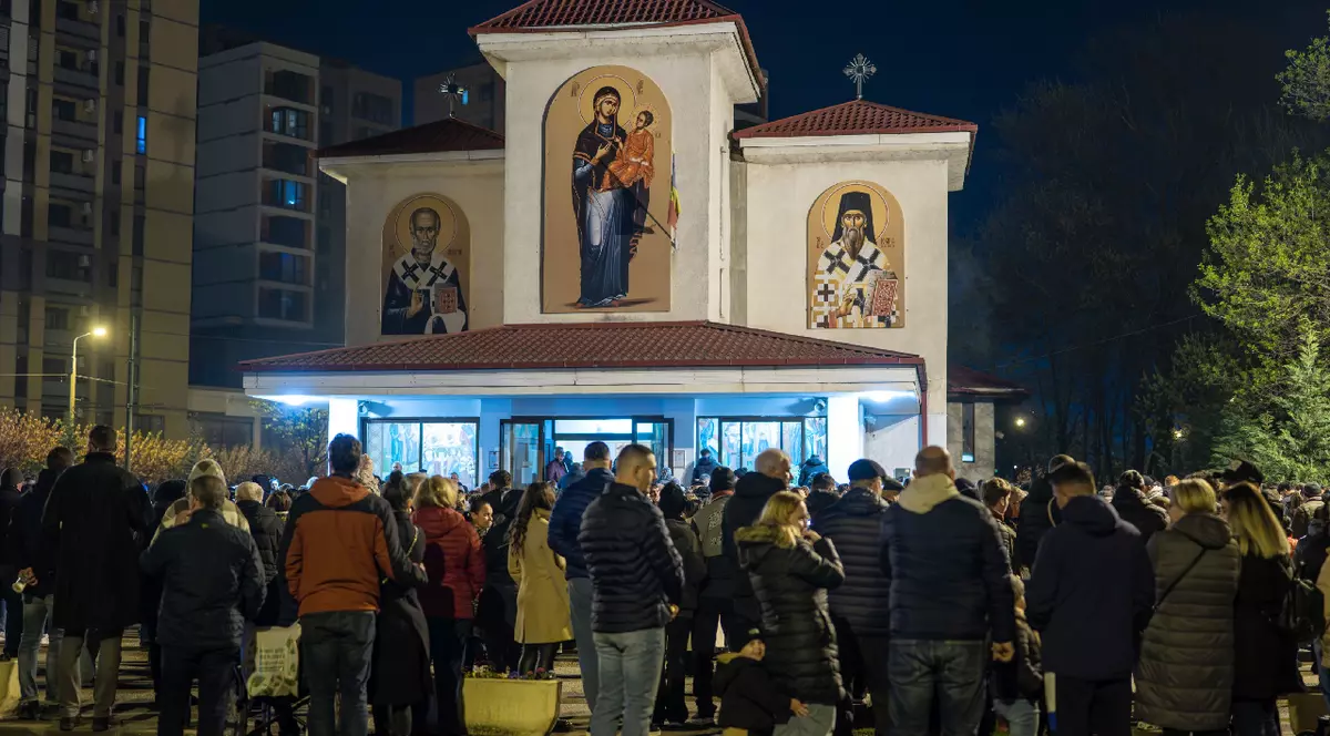 Credinciosi participa la slujba de Inviere oficiata sambata, 11 aprilie 2026 la Biserica Sfantul Ierarh Nicolae din Timisoara