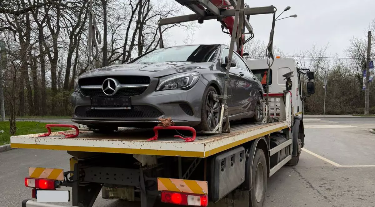mercedes negru fără plăcuțe de înmatriculare, pe o camionetă de tractări auto, Sectorul 1, București, aprilie 2026
