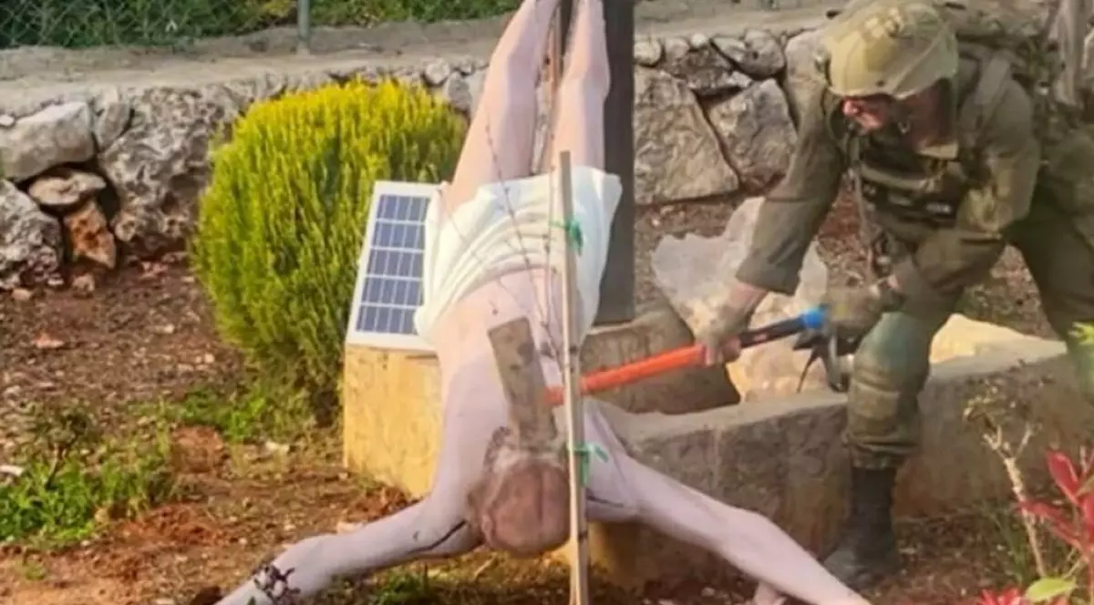 Soldat israelian filmat în timp ce lovește cu barosul o statuie a lui Isus, în sudul Libanului Captură X @ytirawi