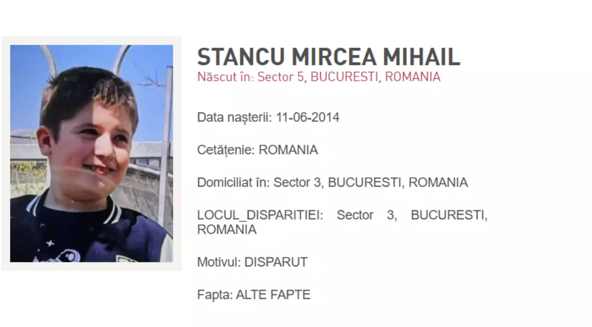 Imaginea prezentată este o fișă oficială de identificare a unei persoane dispărute, emisă de autorități.