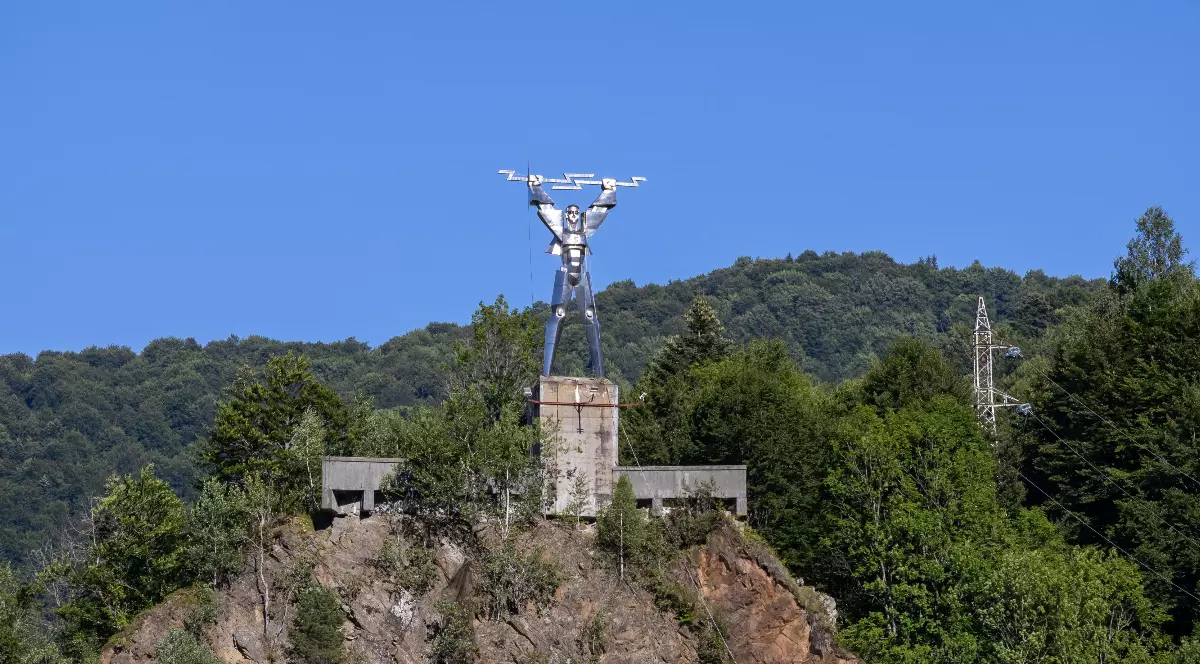 Statuia lui Prometeu de la Barajul Vidraru, cunoscută și sub numele de „Omul de Fier”