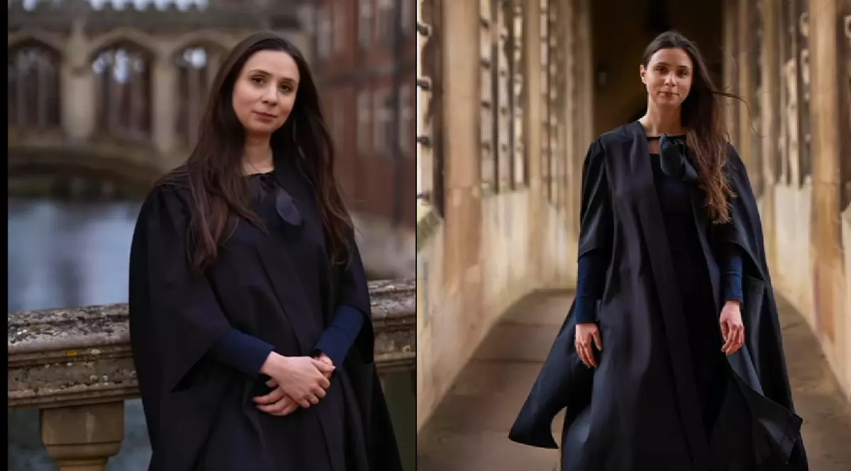 O femeie tânără, cu părul șaten, cu o robă neagră, la Cambridge