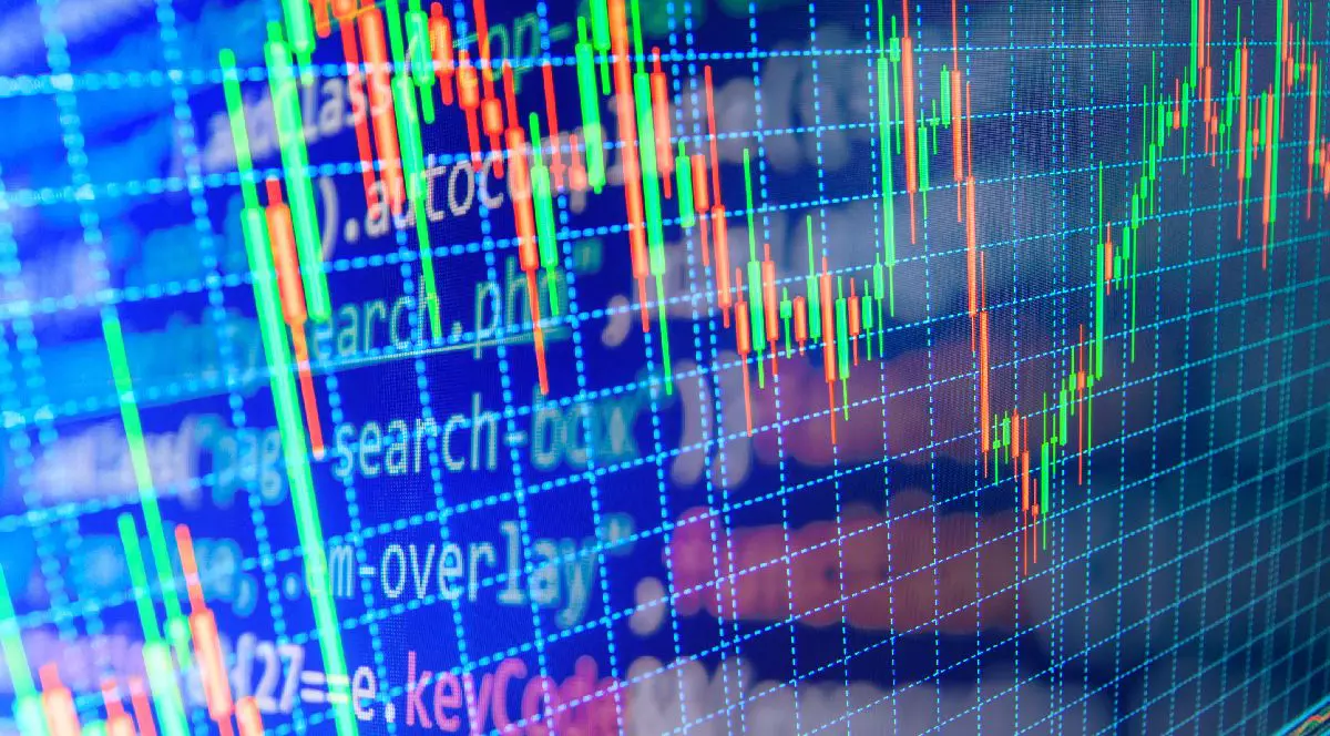 Imaginea prezintă un ecran digital pe care sunt suprapuse grafice financiare și linii de cod de programare.