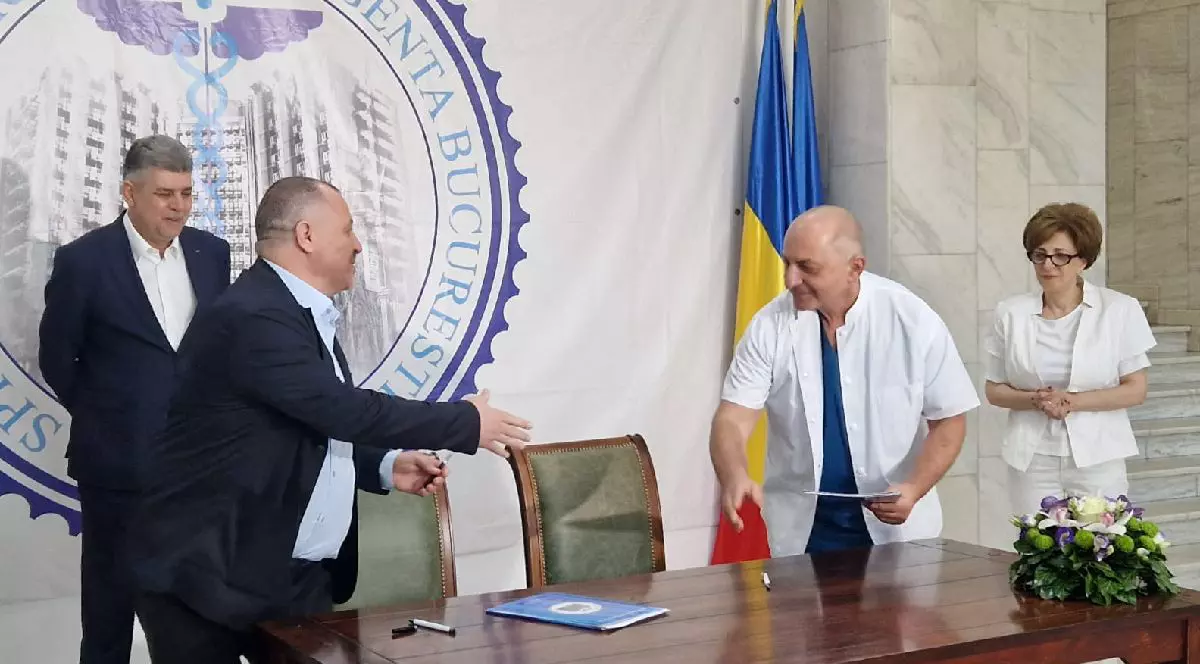 In holul Spitalului Universitar de Urgentă managerul SUUB si managerul Spitalului Judetean Buzau dau mana si semneaza primul consortiu regional. Cirstoiu su Patrascu.