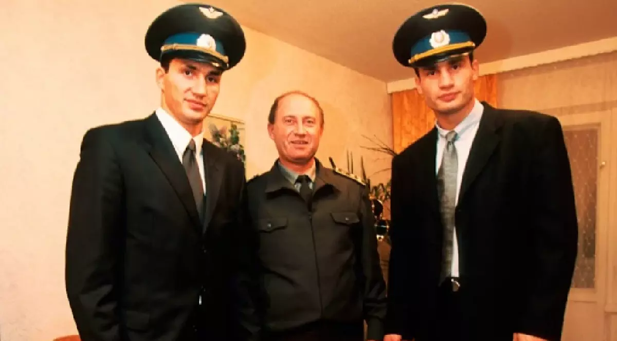 Vladimir și Vitali Kliciko împreună cu tatăl lor, Vladimir Rodionovich